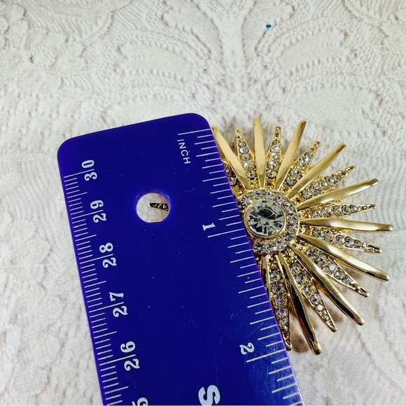 Beautiful, large, starburst, gold tone brooch in crested with clear rhinestones. - Picture 4 of 5